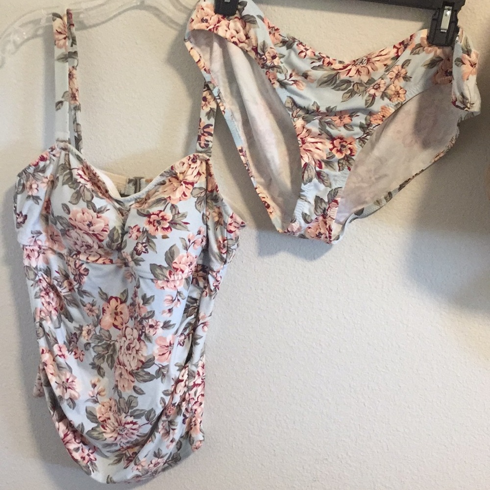 Jessica Simpson maternity swimsuit